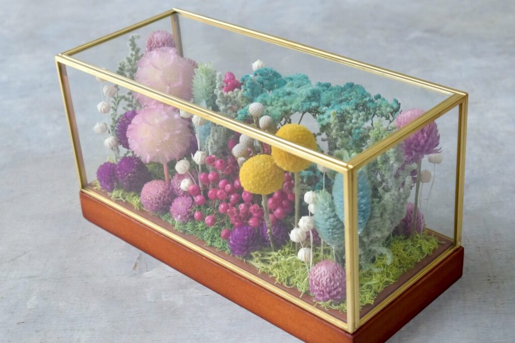 東京の花屋 叢屋Kusamurayaのドライフラワーインテリア雑貨。アンティーク調ガラスケース入りで、自宅用やギフト用に人気のアレンジメント。