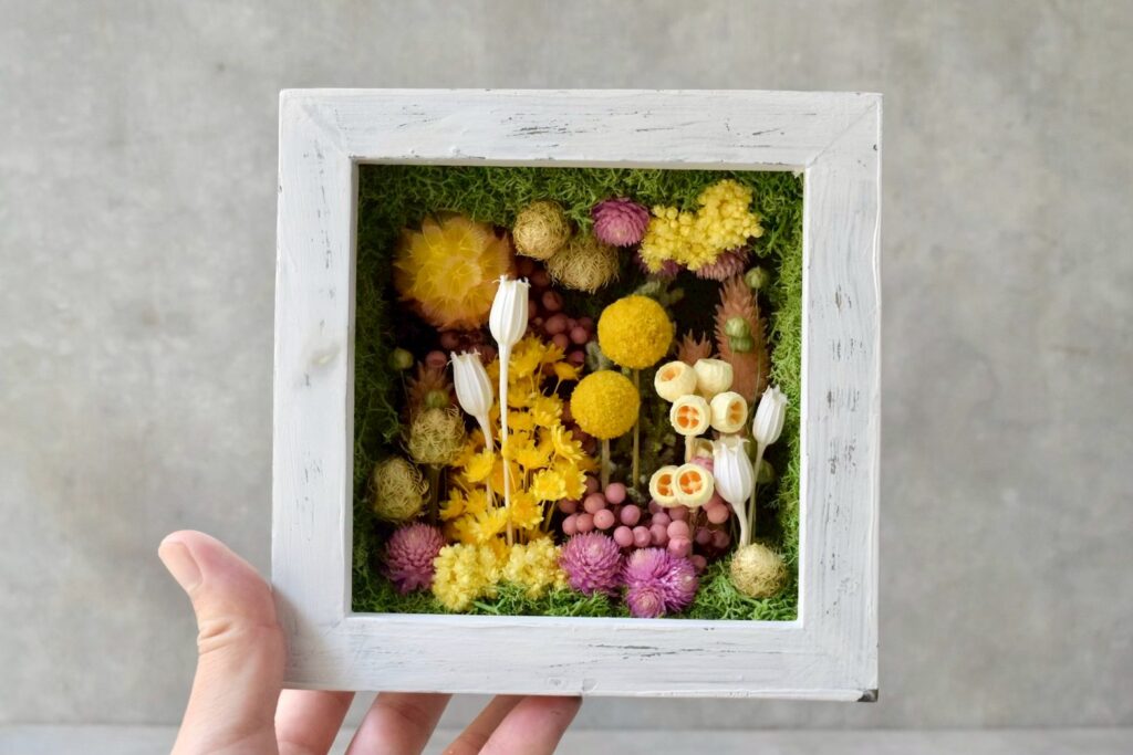 東京の花屋 叢屋Kusamurayaのドライフラワーインテリア雑貨。アンティーク調の木製フレーム入りで、自宅用やギフト用に人気のアレンジメント。