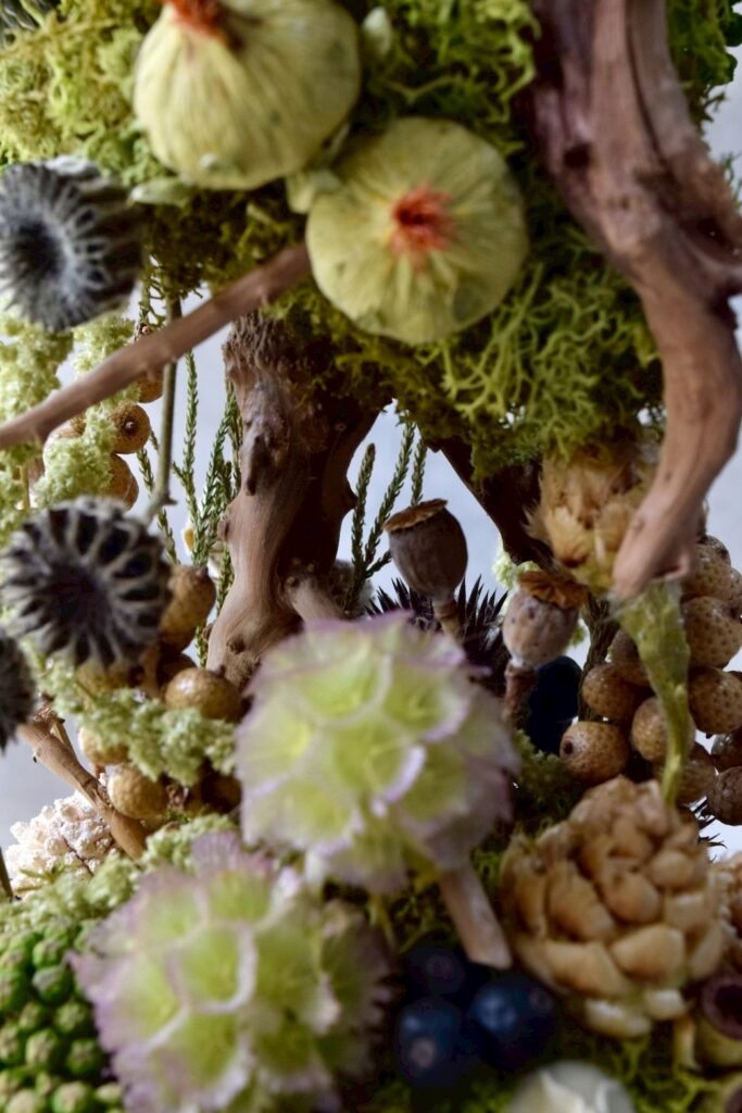 東京の花屋 叢屋Kusamurayaのドライフラワーインテリア雑貨。アンティーク調の木皿(ウッドプレート)を使った、自宅用やギフト用に人気のアレンジメント。