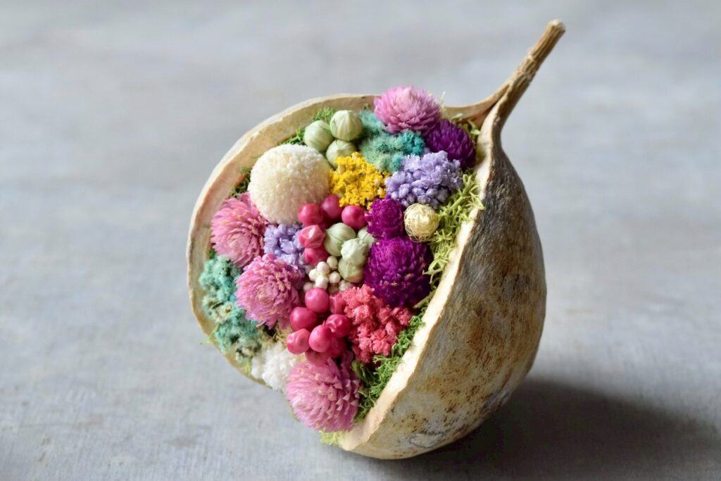 東京の花屋。幸福をもたらすと言われる縁起物のブッダナッツを器にした叢屋Kusamurayaドライフラワーアレンジ 誕生日・記念日ギフトや自宅インテリアにおすすめ。