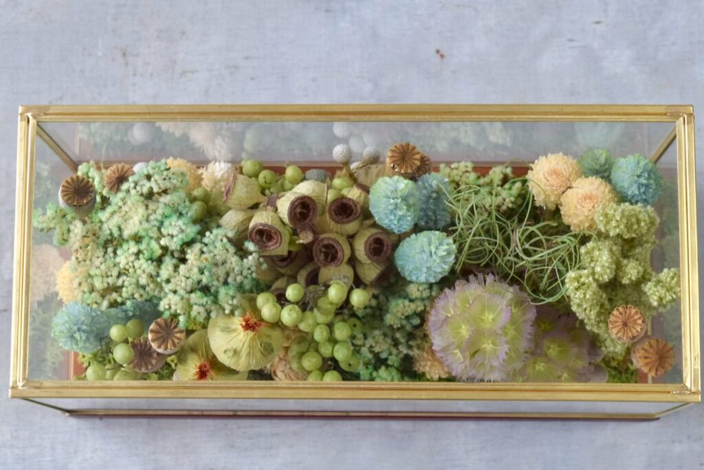 東京の花屋 叢屋Kusamurayaのドライフラワーインテリア雑貨。アンティーク調ガラスケース入りで、自宅用やギフト用に人気のアレンジメント。