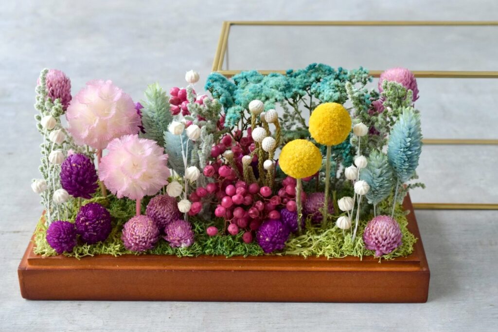 東京の花屋 叢屋Kusamurayaのドライフラワーインテリア雑貨。アンティーク調ガラスケース入りで、自宅用やギフト用に人気のアレンジメント。