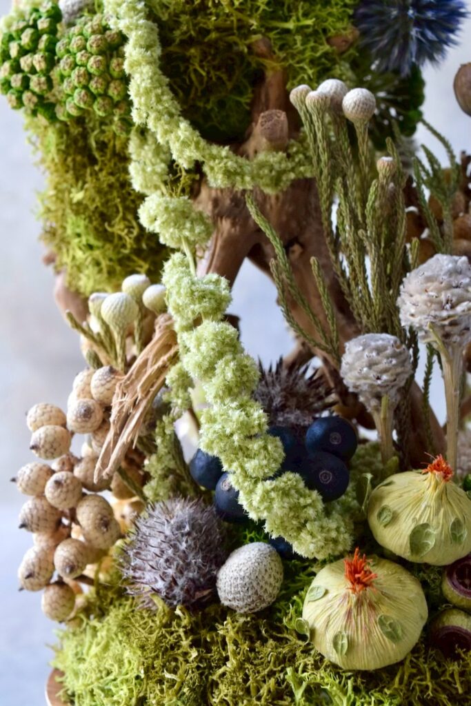 東京の花屋 叢屋Kusamurayaのドライフラワーインテリア雑貨。アンティーク調の木皿(ウッドプレート)を使った、自宅用やギフト用に人気のアレンジメント。