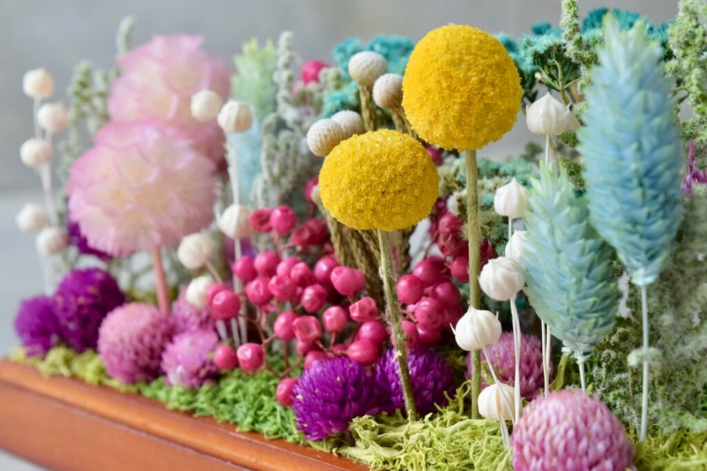 東京の花屋 叢屋Kusamurayaのドライフラワーインテリア雑貨。アンティーク調ガラスケース入りで、自宅用やギフト用に人気のアレンジメント。