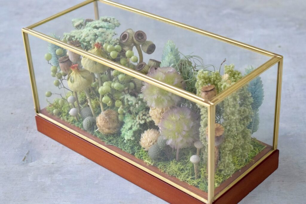 東京の花屋 叢屋Kusamurayaのドライフラワーインテリア雑貨。アンティーク調ガラスケース入りで、自宅用やギフト用に人気のアレンジメント。