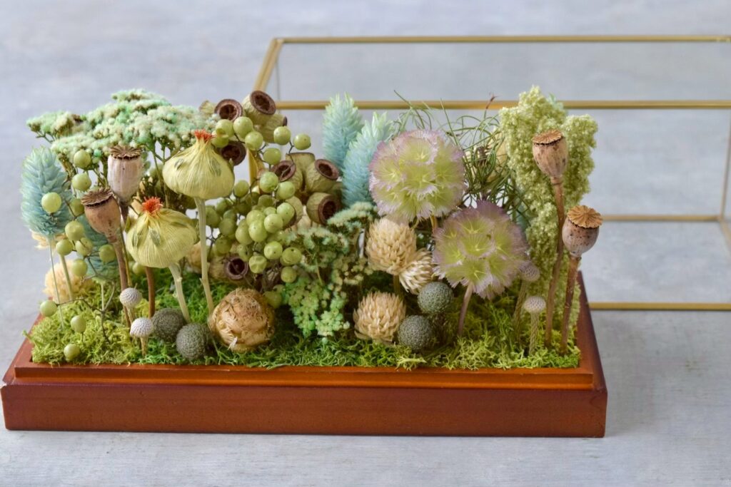 東京の花屋 叢屋Kusamurayaのドライフラワーインテリア雑貨。アンティーク調ガラスケース入りで、自宅用やギフト用に人気のアレンジメント。