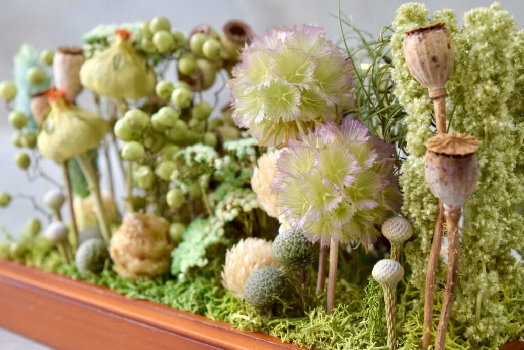 東京の花屋 叢屋Kusamurayaのドライフラワーインテリア雑貨。アンティーク調ガラスケース入りで、自宅用やギフト用に人気のアレンジメント。