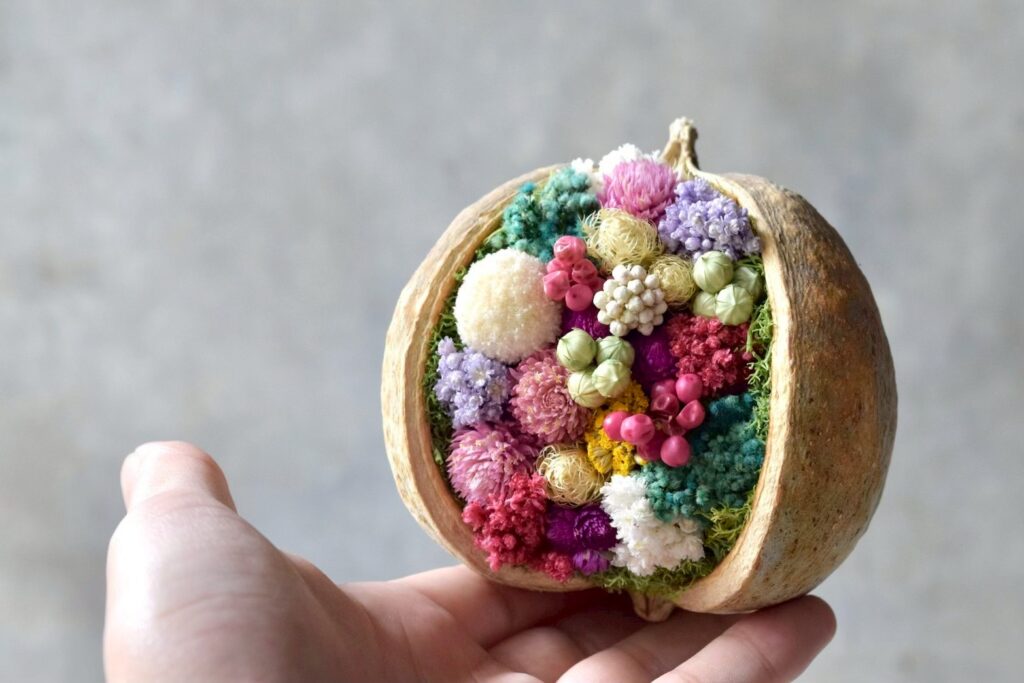 東京の花屋。幸福をもたらすと言われる縁起物のブッダナッツを器にした叢屋Kusamurayaドライフラワーアレンジ 誕生日・記念日ギフトや自宅インテリアにおすすめ。