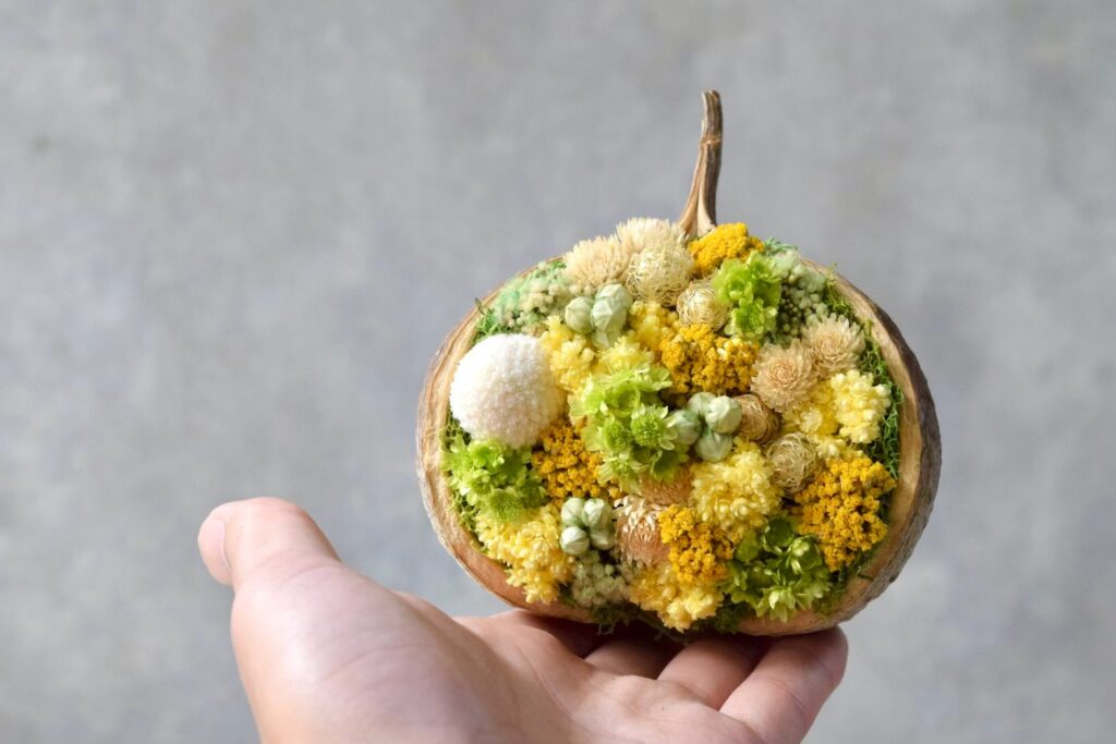 東京の花屋。幸福をもたらすと言われる縁起物のブッダナッツを器にした叢屋Kusamurayaドライフラワーアレンジ 誕生日・記念日ギフトや自宅インテリアにおすすめ。