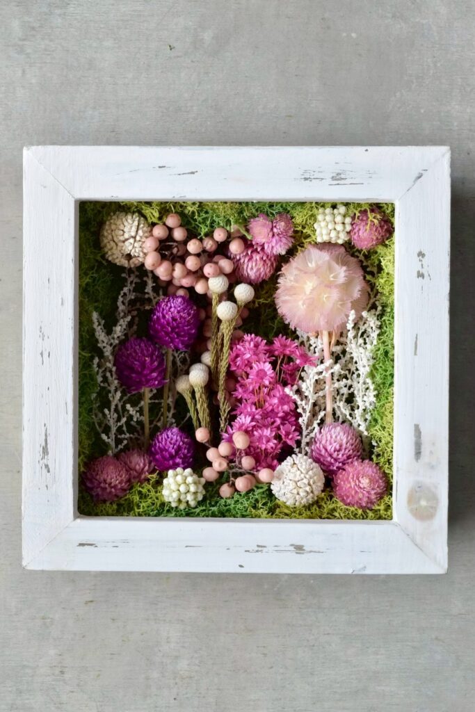 東京の花屋 叢屋Kusamurayaのドライフラワーインテリア雑貨。アンティーク調の木製フレーム入りで、自宅用やギフト用に人気のアレンジメント。