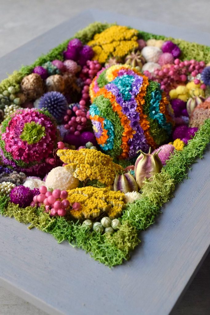 東京の花屋 叢屋Kusamurayaのドライフラワーインテリア雑貨。アンティーク調の木製フレームに、絵画をイメージしてデザインされた壁掛けタイプのドライフラワーインテリア。自宅用やギフト用として人気のアレンジメントです。