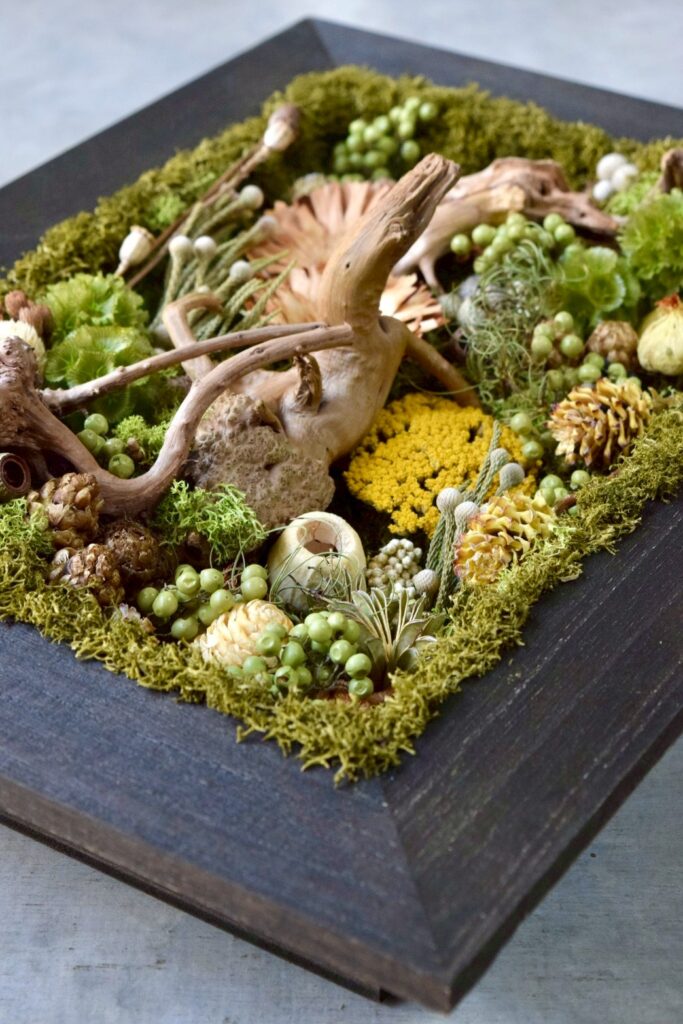 東京の花屋 叢屋Kusamurayaのドライフラワーインテリア雑貨。アンティーク調の木製フレームに、絵画をイメージしてデザインされた壁掛けタイプのドライフラワーインテリア。自宅用やギフト用として人気のアレンジメントです。