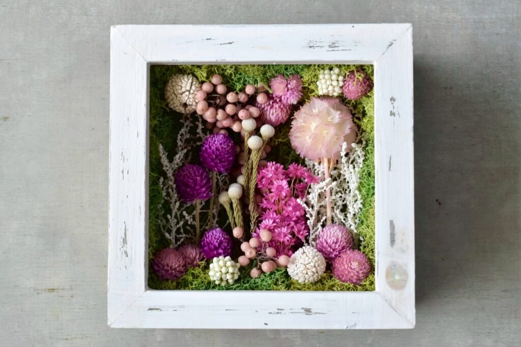 東京の花屋 叢屋Kusamurayaのドライフラワーインテリア雑貨。アンティーク調の木製フレーム入りで、自宅用やギフト用に人気のアレンジメント。