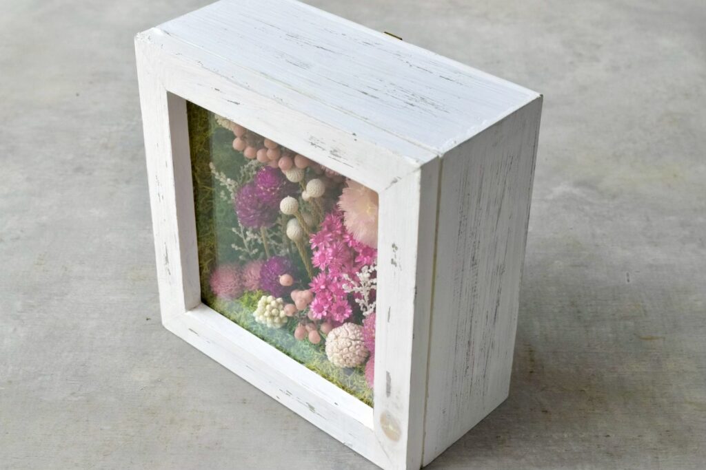 東京の花屋 叢屋Kusamurayaのドライフラワーインテリア雑貨。アンティーク調の木製フレーム入りで、自宅用やギフト用に人気のアレンジメント。