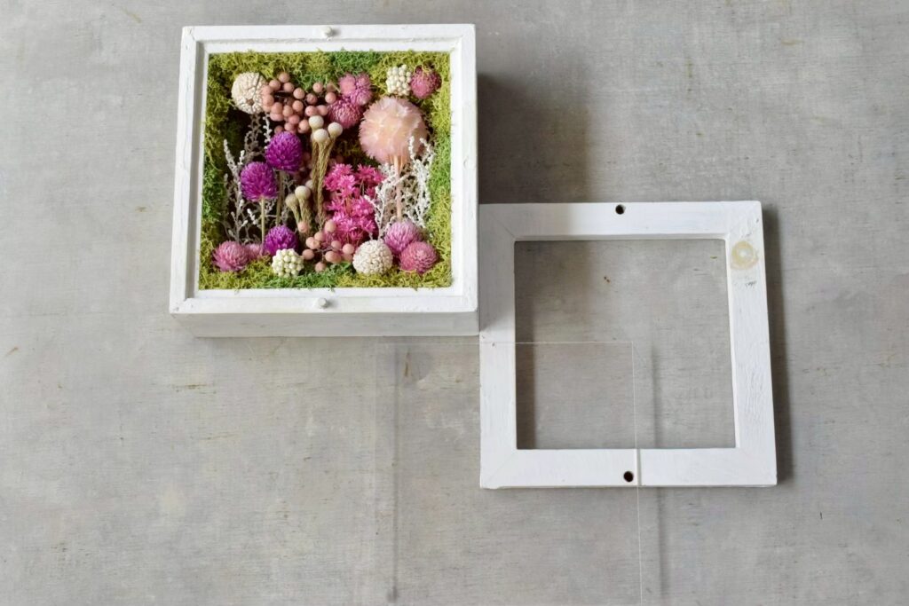 東京の花屋 叢屋Kusamurayaのドライフラワーインテリア雑貨。アンティーク調の木製フレーム入りで、自宅用やギフト用に人気のアレンジメント。