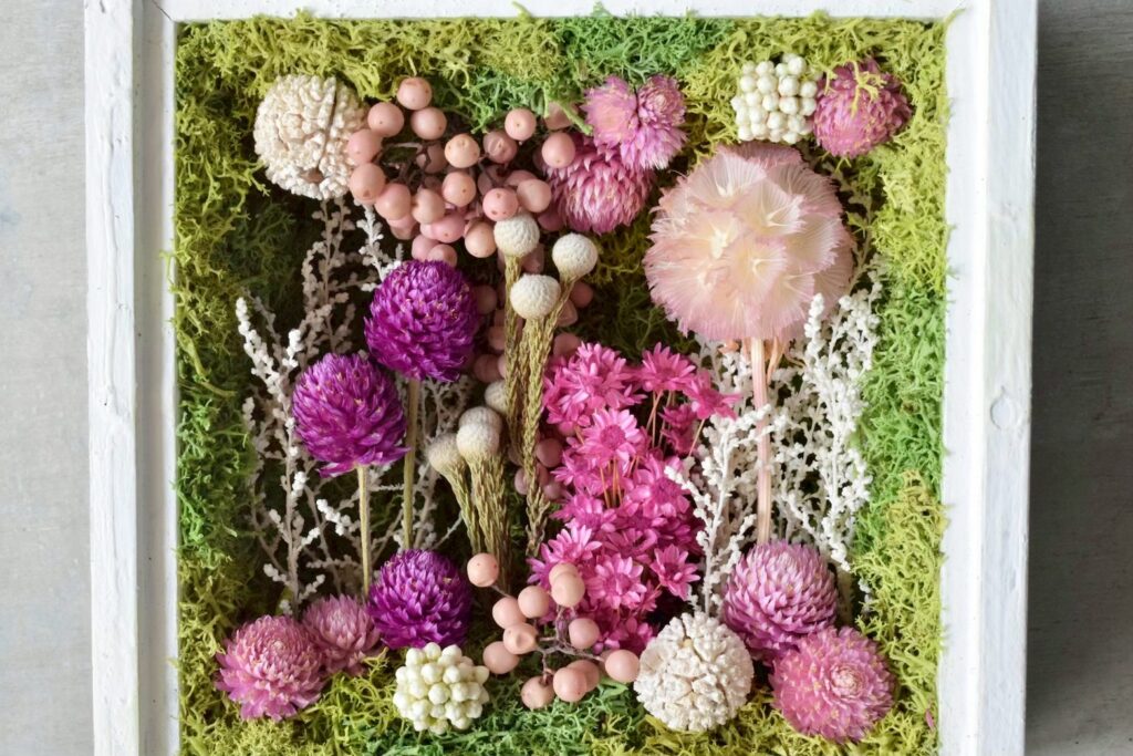 東京の花屋 叢屋Kusamurayaのドライフラワーインテリア雑貨。アンティーク調の木製フレーム入りで、自宅用やギフト用に人気のアレンジメント。