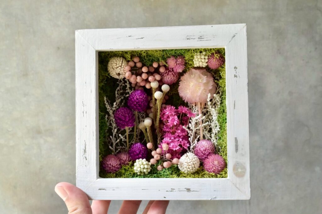 東京の花屋 叢屋Kusamurayaのドライフラワーインテリア雑貨。アンティーク調の木製フレーム入りで、自宅用やギフト用に人気のアレンジメント。