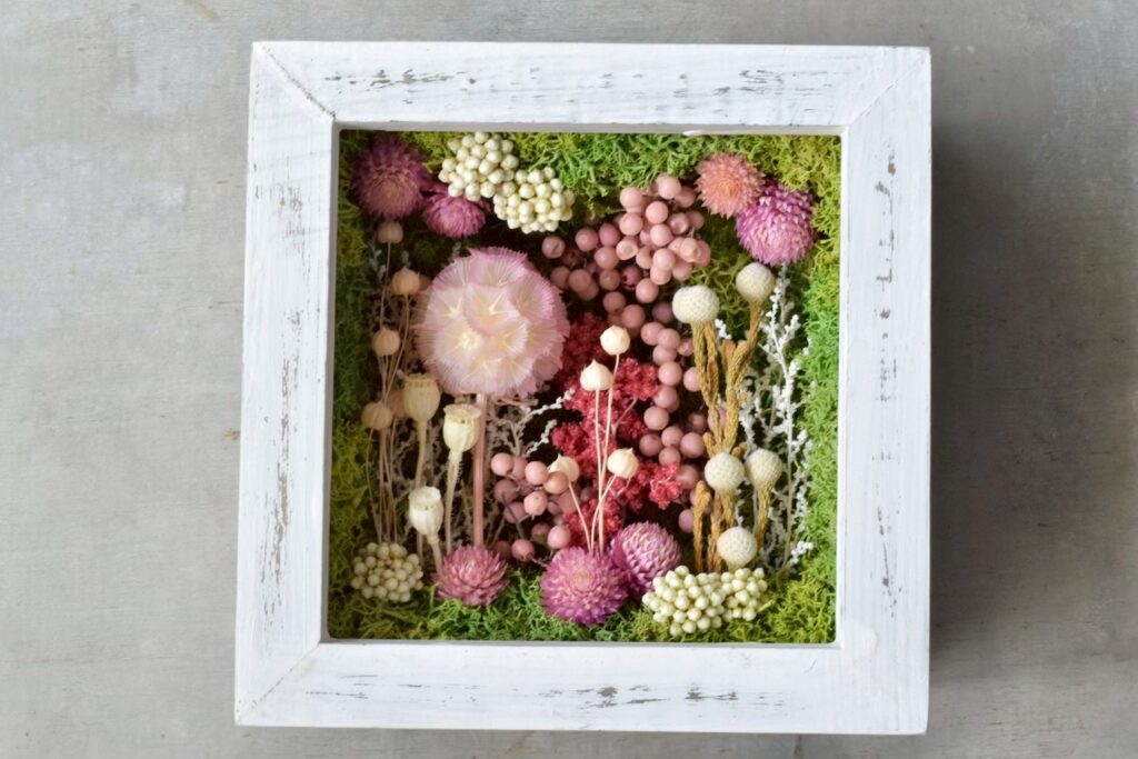 東京の花屋 叢屋Kusamurayaのドライフラワーインテリア雑貨。アンティーク調の木製フレーム入りで、自宅用やギフト用に人気のアレンジメント。