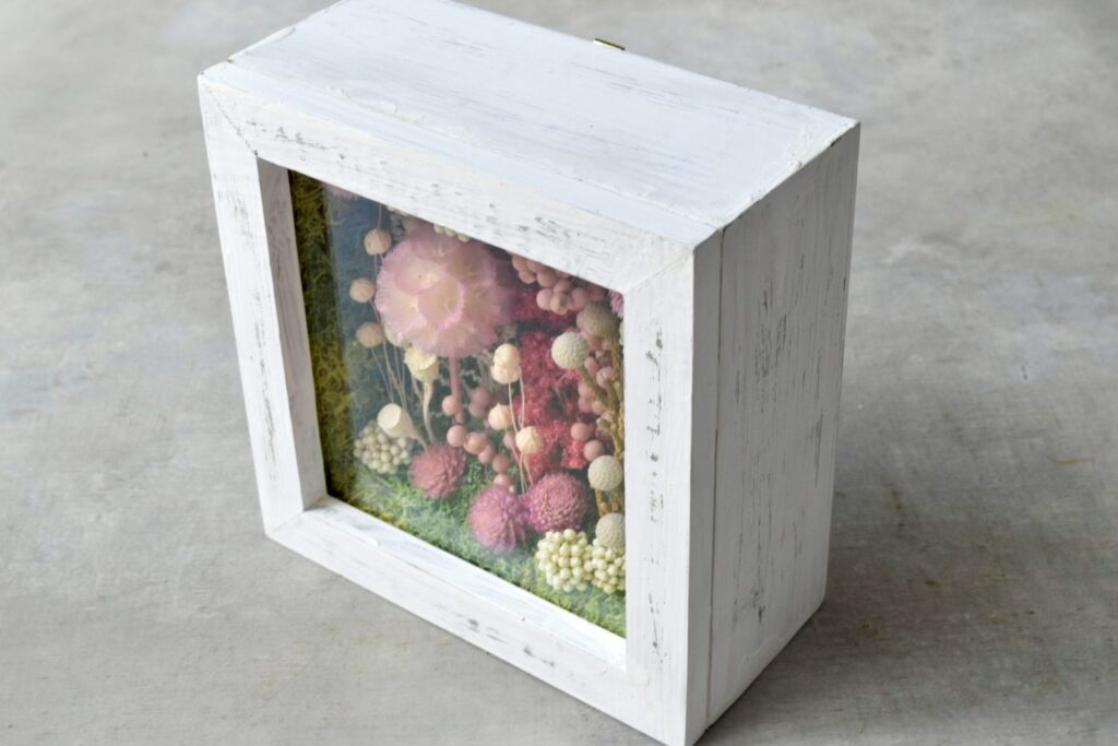 東京の花屋 叢屋Kusamurayaのドライフラワーインテリア雑貨。アンティーク調の木製フレーム入りで、自宅用やギフト用に人気のアレンジメント。