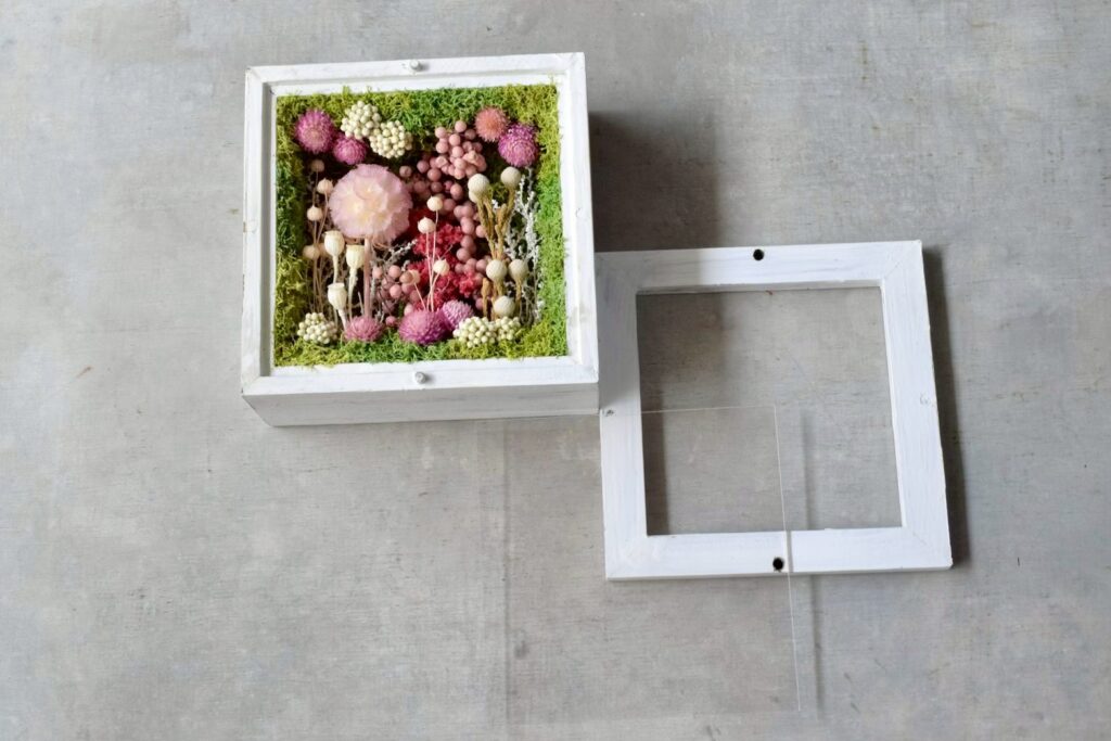 東京の花屋 叢屋Kusamurayaのドライフラワーインテリア雑貨。アンティーク調の木製フレーム入りで、自宅用やギフト用に人気のアレンジメント。