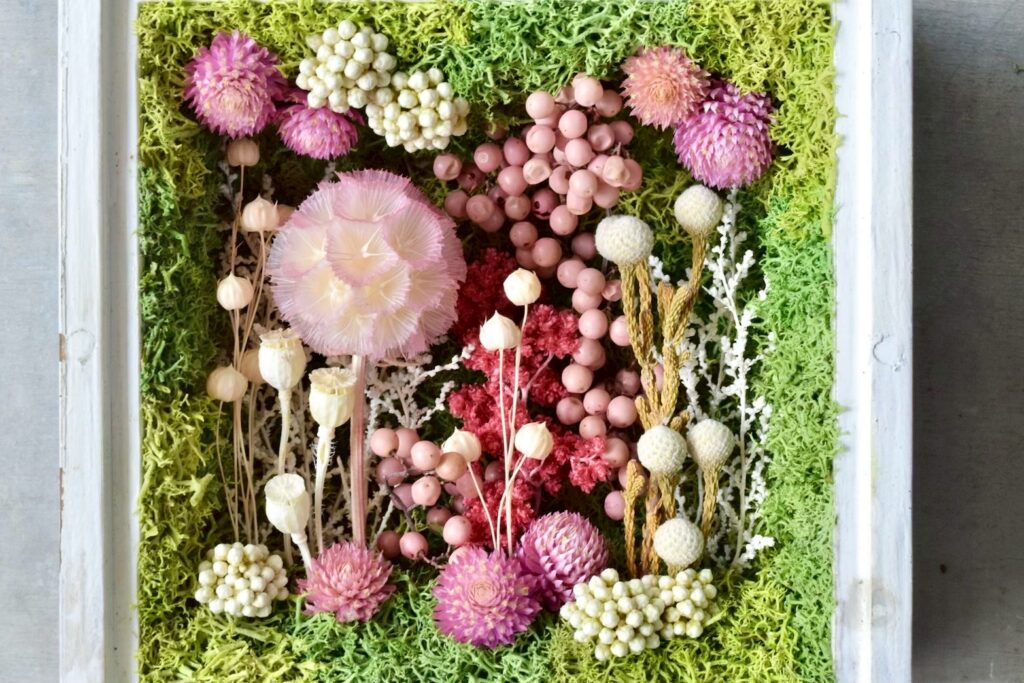 東京の花屋 叢屋Kusamurayaのドライフラワーインテリア雑貨。アンティーク調の木製フレーム入りで、自宅用やギフト用に人気のアレンジメント。