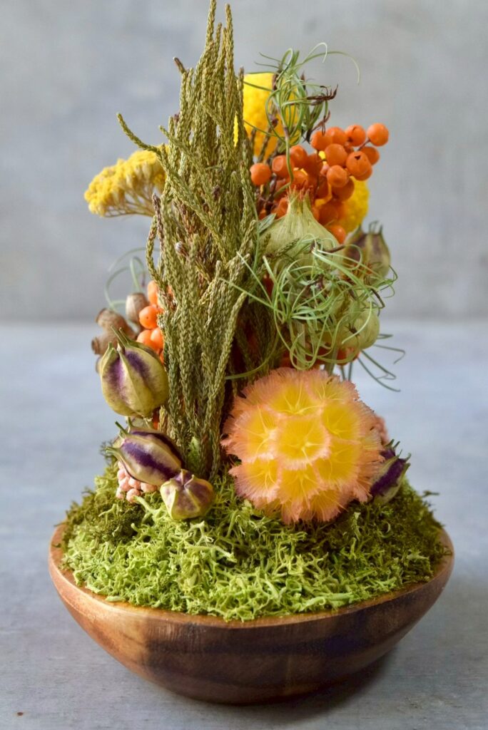 東京の花屋 叢屋Kusamurayaのドライフラワーインテリア雑貨。アンティーク調の木皿(ウッドプレート)を使った、自宅用やギフト用に人気のアレンジメント。