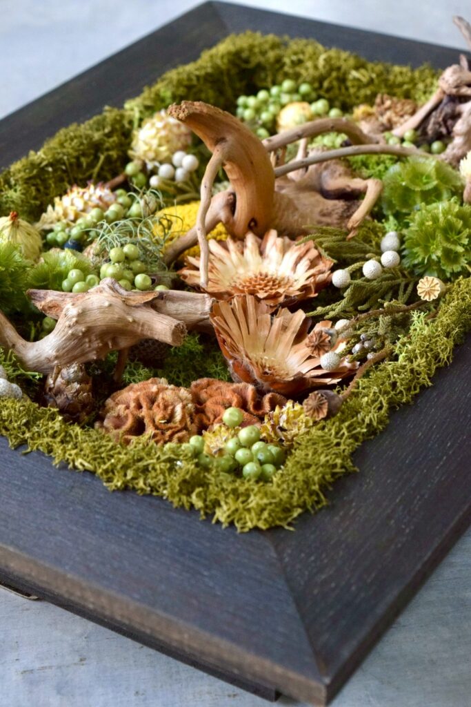 東京の花屋 叢屋Kusamurayaのドライフラワーインテリア雑貨。アンティーク調の木製フレームに、絵画をイメージしてデザインされた壁掛けタイプのドライフラワーインテリア。自宅用やギフト用として人気のアレンジメントです。