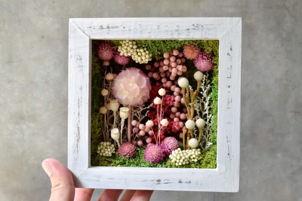 東京の花屋 叢屋Kusamurayaのドライフラワーインテリア雑貨。アンティーク調の木製フレーム入りで、自宅用やギフト用に人気のアレンジメント。