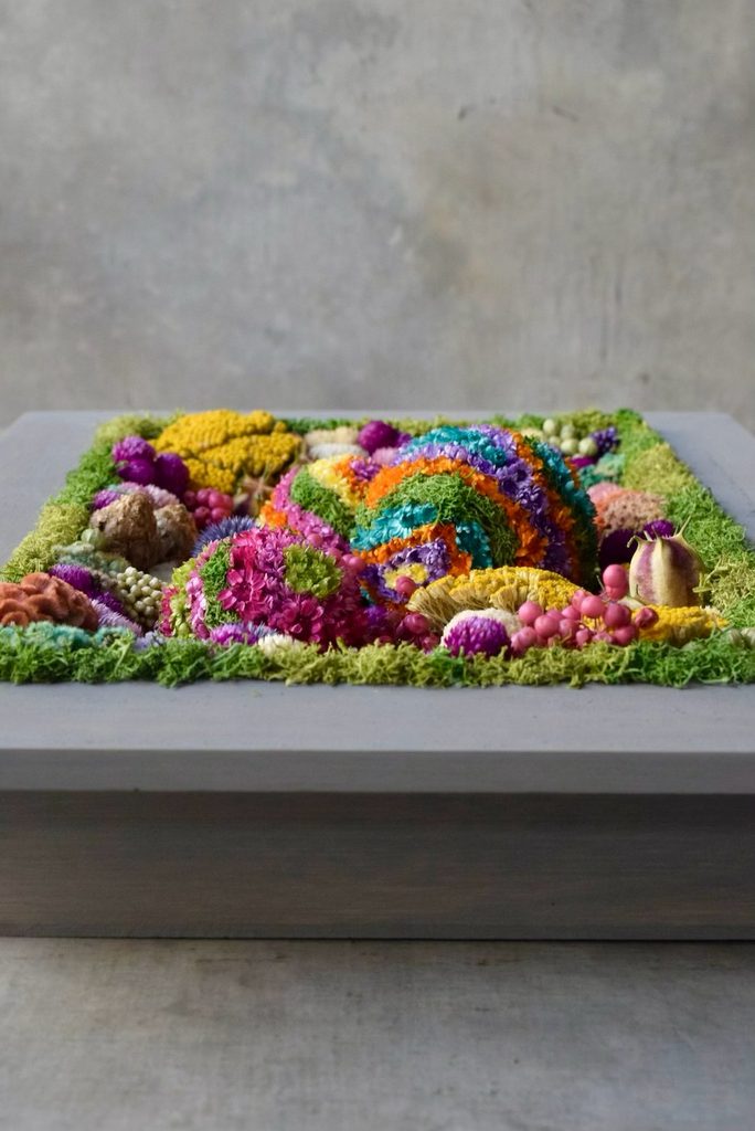 東京の花屋 叢屋Kusamurayaのドライフラワーインテリア雑貨。アンティーク調の木製フレームに、絵画をイメージしてデザインされた壁掛けタイプのドライフラワーインテリア。自宅用やギフト用として人気のアレンジメントです。