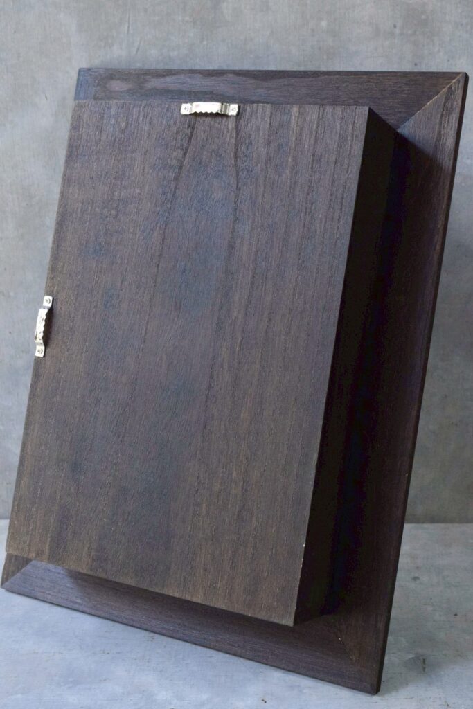 東京の花屋 叢屋Kusamurayaのドライフラワーインテリア雑貨。アンティーク調の木製フレームに、絵画をイメージしてデザインされた壁掛けタイプのドライフラワーインテリア。自宅用やギフト用として人気のアレンジメントです。