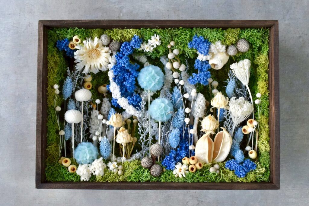 東京の花屋 叢屋Kusamurayaのドライフラワーインテリア雑貨。アンティーク調の木製フレーム(ウッドボックス)を使った、自宅用やギフト用に人気のアレンジメント。