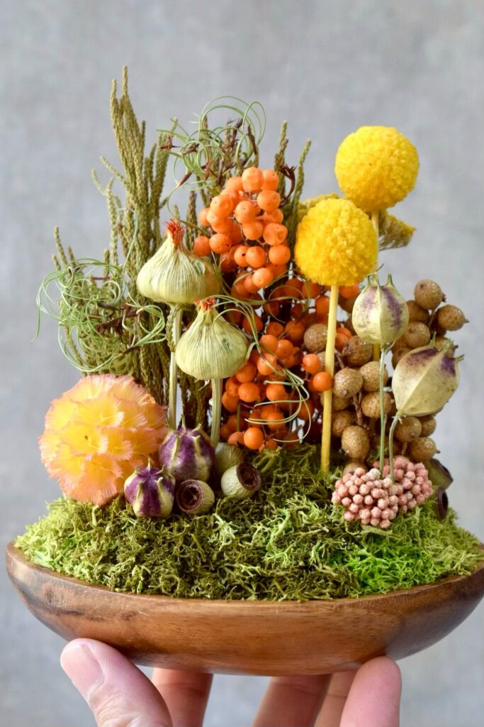 東京の花屋 叢屋Kusamurayaのドライフラワーインテリア雑貨。アンティーク調の木皿(ウッドプレート)を使った、自宅用やギフト用に人気のアレンジメント。