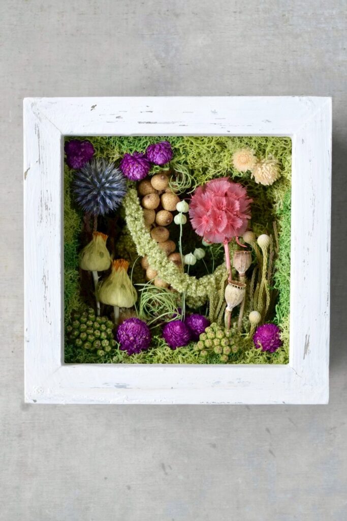 東京の花屋 叢屋Kusamurayaのドライフラワーインテリア雑貨。アンティーク調の木製フレーム入りで、自宅用やギフト用に人気のアレンジメント。