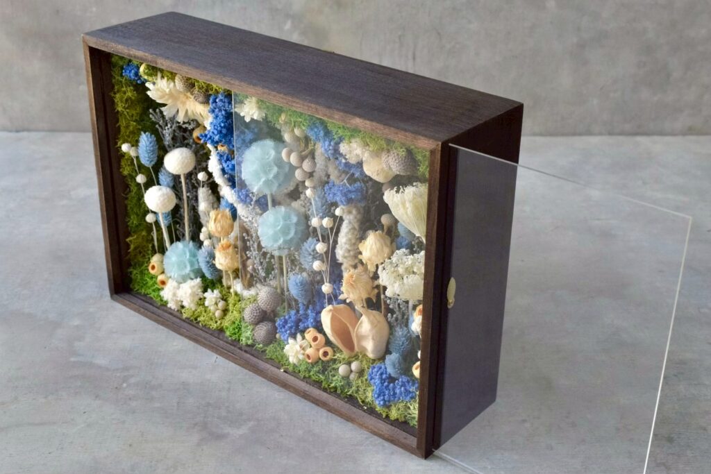 東京の花屋 叢屋Kusamurayaのドライフラワーインテリア雑貨。アンティーク調の木製フレーム(ウッドボックス)を使った、自宅用やギフト用に人気のアレンジメント。