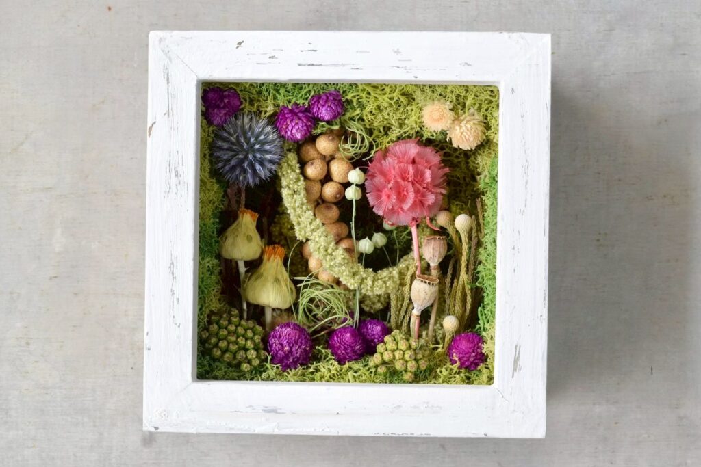 東京の花屋 叢屋Kusamurayaのドライフラワーインテリア雑貨。アンティーク調の木製フレーム入りで、自宅用やギフト用に人気のアレンジメント。