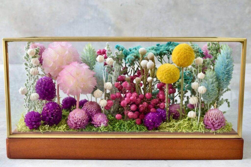東京の花屋 叢屋Kusamurayaのドライフラワーインテリア雑貨。アンティーク調ガラスケース入りで、自宅用やギフト用に人気のアレンジメント。