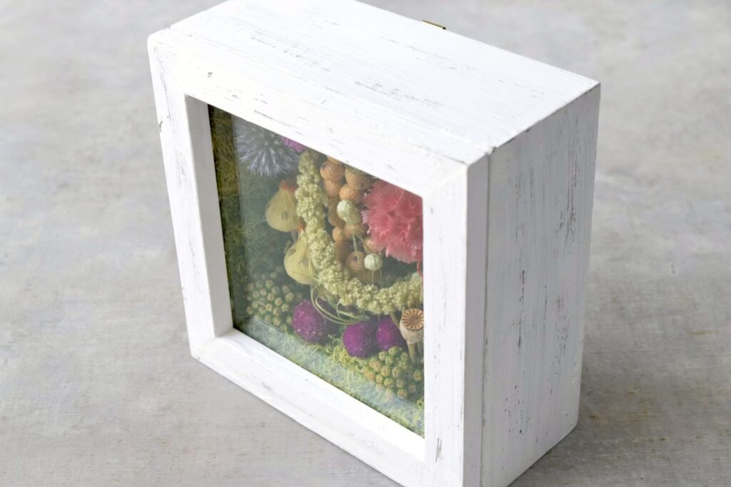 東京の花屋 叢屋Kusamurayaのドライフラワーインテリア雑貨。アンティーク調の木製フレーム入りで、自宅用やギフト用に人気のアレンジメント。