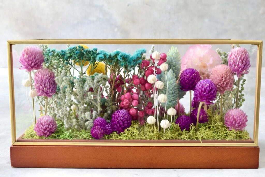 東京の花屋 叢屋Kusamurayaのドライフラワーインテリア雑貨。アンティーク調ガラスケース入りで、自宅用やギフト用に人気のアレンジメント。