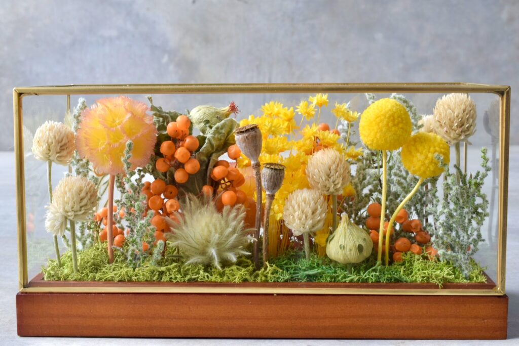 東京の花屋 叢屋Kusamurayaのドライフラワーインテリア雑貨。アンティーク調ガラスケース入りで、自宅用やギフト用に人気のアレンジメント。