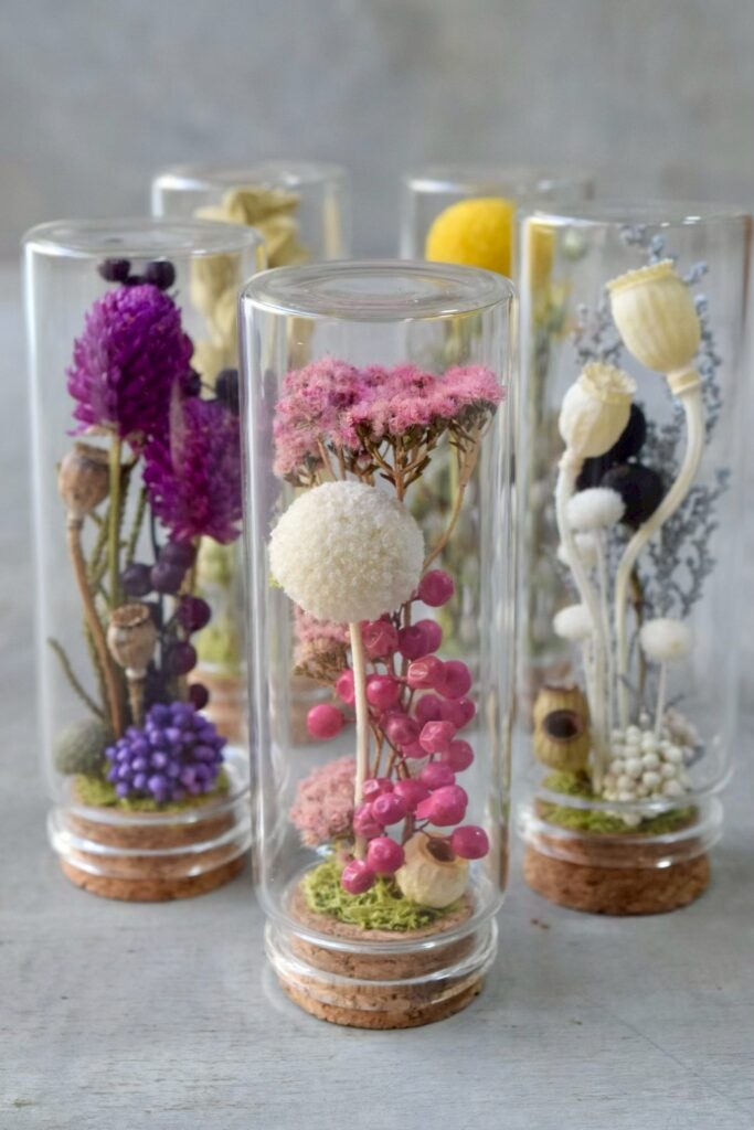 東京の花屋「叢屋Kusamuraya」のドライフラワーと小瓶を組み合わせたインテリア雑貨。自宅の装飾やギフトに人気のアレンジメント。