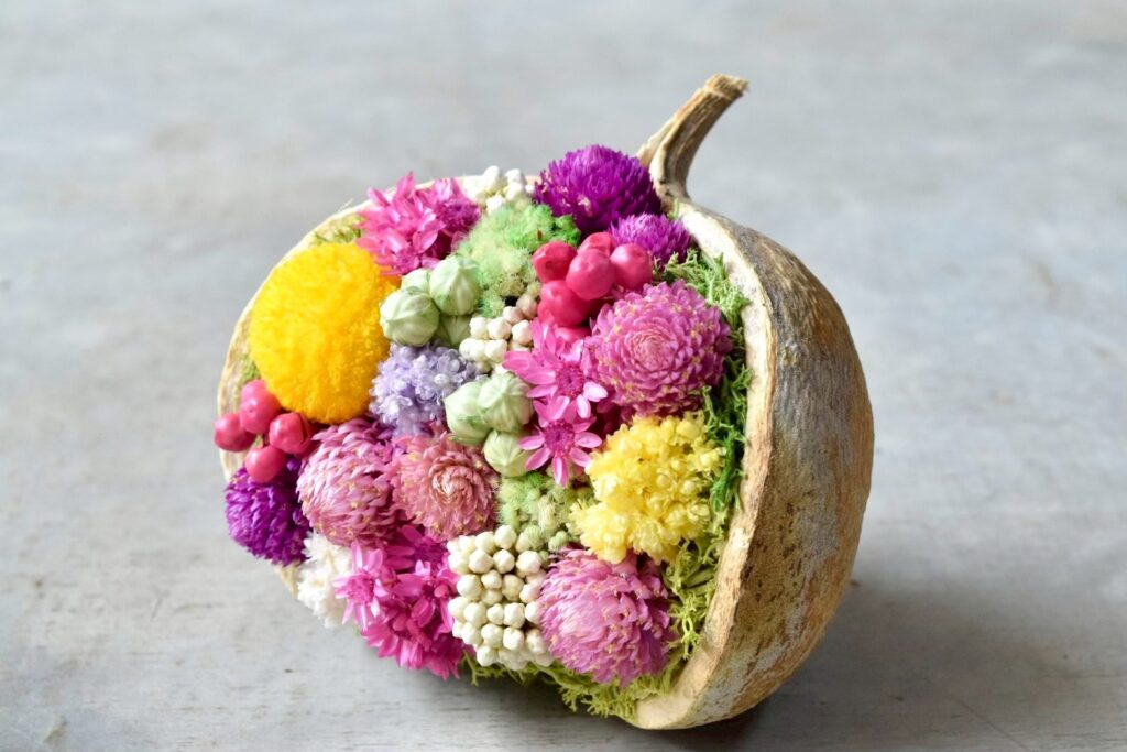 東京の花屋。幸福をもたらすと言われる縁起物のブッダナッツを器にした叢屋Kusamurayaドライフラワーアレンジ 誕生日・記念日ギフトや自宅インテリアにおすすめ。