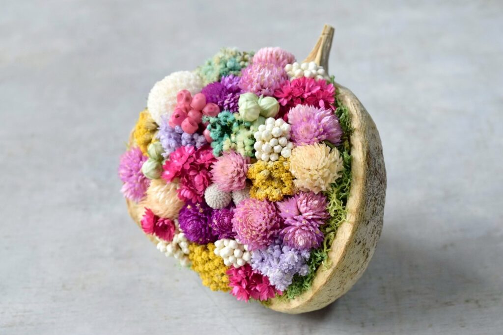 東京の花屋『叢屋kusamuraya』が手がける幸福をもたらすと言われる縁起物のブッダナッツを器にしたドライフラワーアレンジ