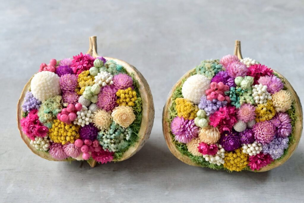 東京の花屋『叢屋kusamuraya』が手がける幸福をもたらすと言われる縁起物のブッダナッツを器にしたドライフラワーアレンジ