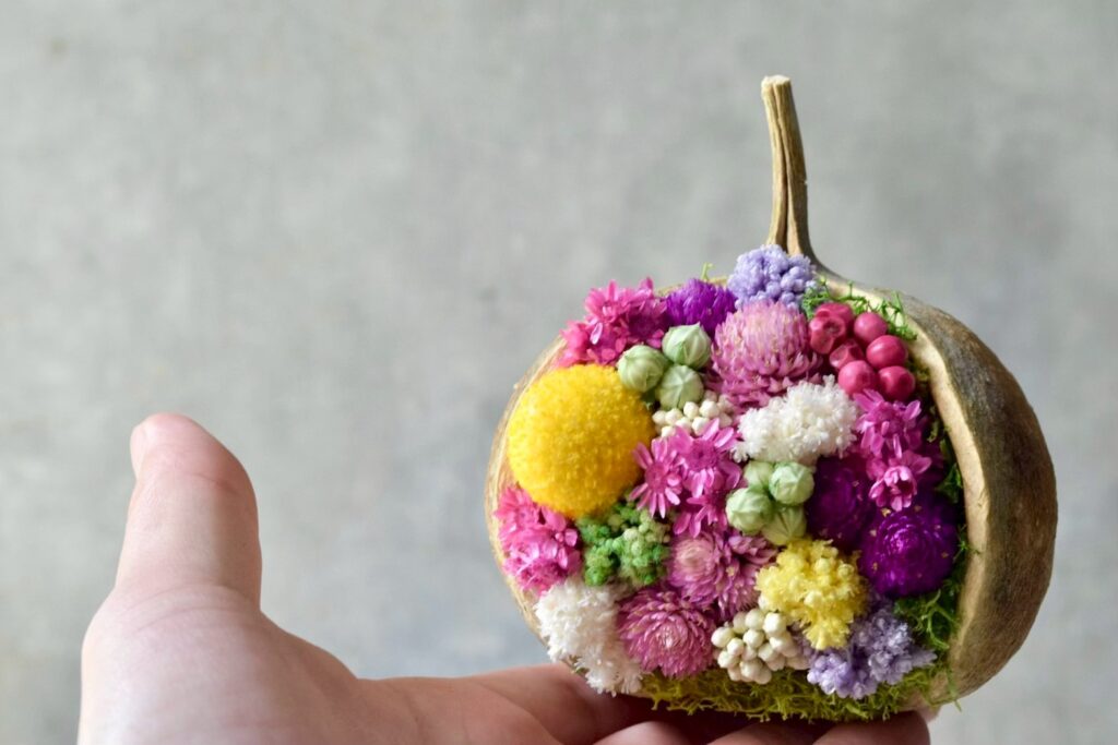 東京の花屋。幸福をもたらすと言われる縁起物のブッダナッツを器にした叢屋Kusamurayaドライフラワーアレンジ 誕生日・記念日ギフトや自宅インテリアにおすすめ。