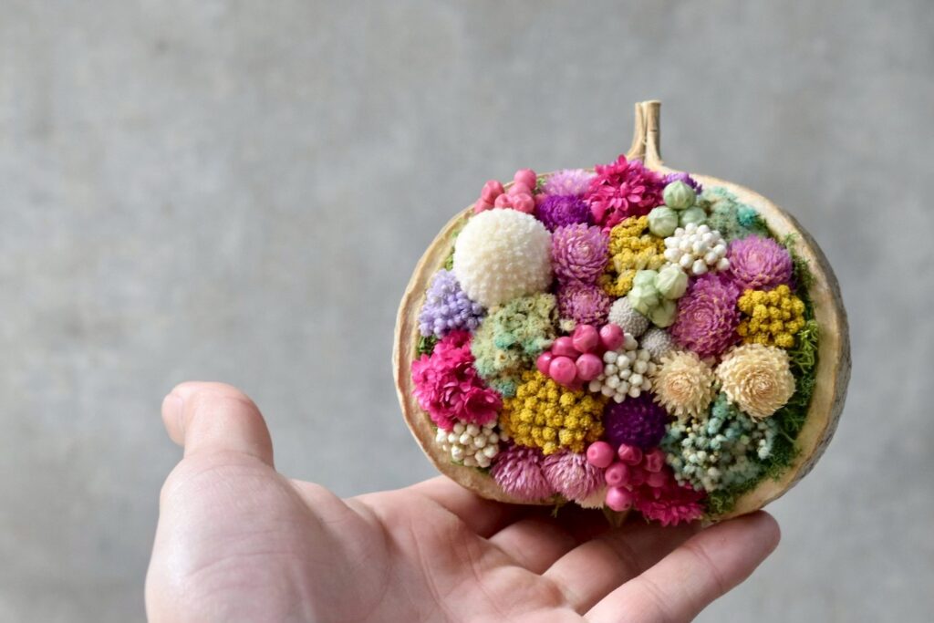 東京の花屋『叢屋kusamuraya』が手がける幸福をもたらすと言われる縁起物のブッダナッツを器にしたドライフラワーアレンジ