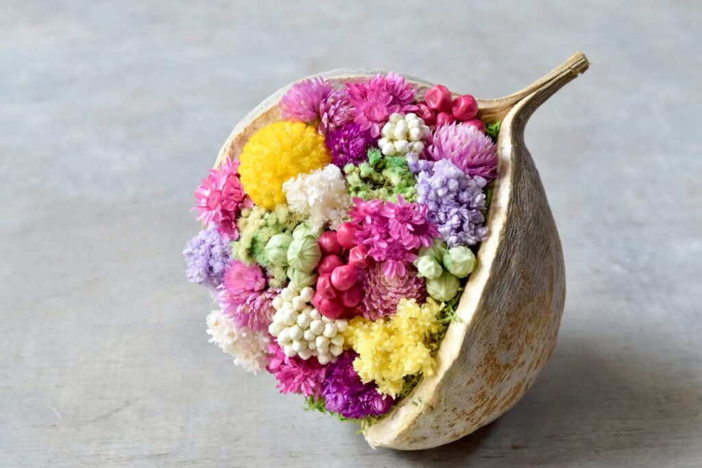 東京の花屋。幸福をもたらすと言われる縁起物のブッダナッツを器にした叢屋Kusamurayaドライフラワーアレンジ 誕生日・記念日ギフトや自宅インテリアにおすすめ。