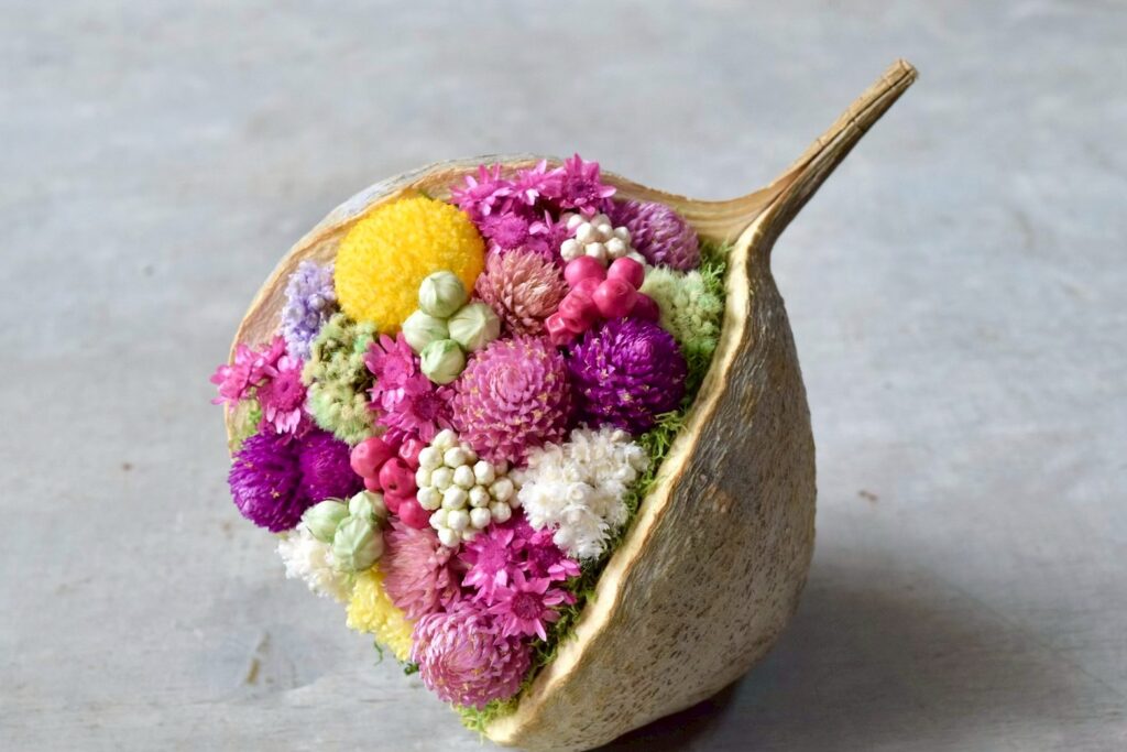 東京の花屋。幸福をもたらすと言われる縁起物のブッダナッツを器にした叢屋Kusamurayaドライフラワーアレンジ 誕生日・記念日ギフトや自宅インテリアにおすすめ。