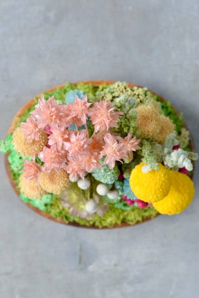 東京の花屋 叢屋Kusamurayaのドライフラワーインテリア雑貨。アンティーク調の木皿(ウッドプレート)を使った、自宅用やギフト用に人気のアレンジメント。