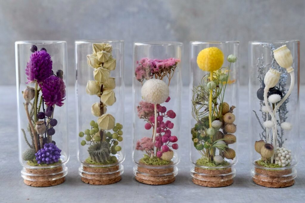 東京の花屋「叢屋Kusamuraya」のドライフラワーと小瓶を組み合わせたインテリア雑貨。自宅の装飾やギフトに人気のアレンジメント。