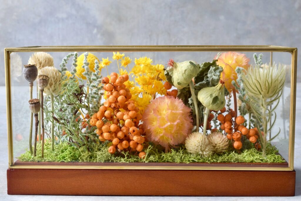 東京の花屋 叢屋Kusamurayaのドライフラワーインテリア雑貨。アンティーク調ガラスケース入りで、自宅用やギフト用に人気のアレンジメント。